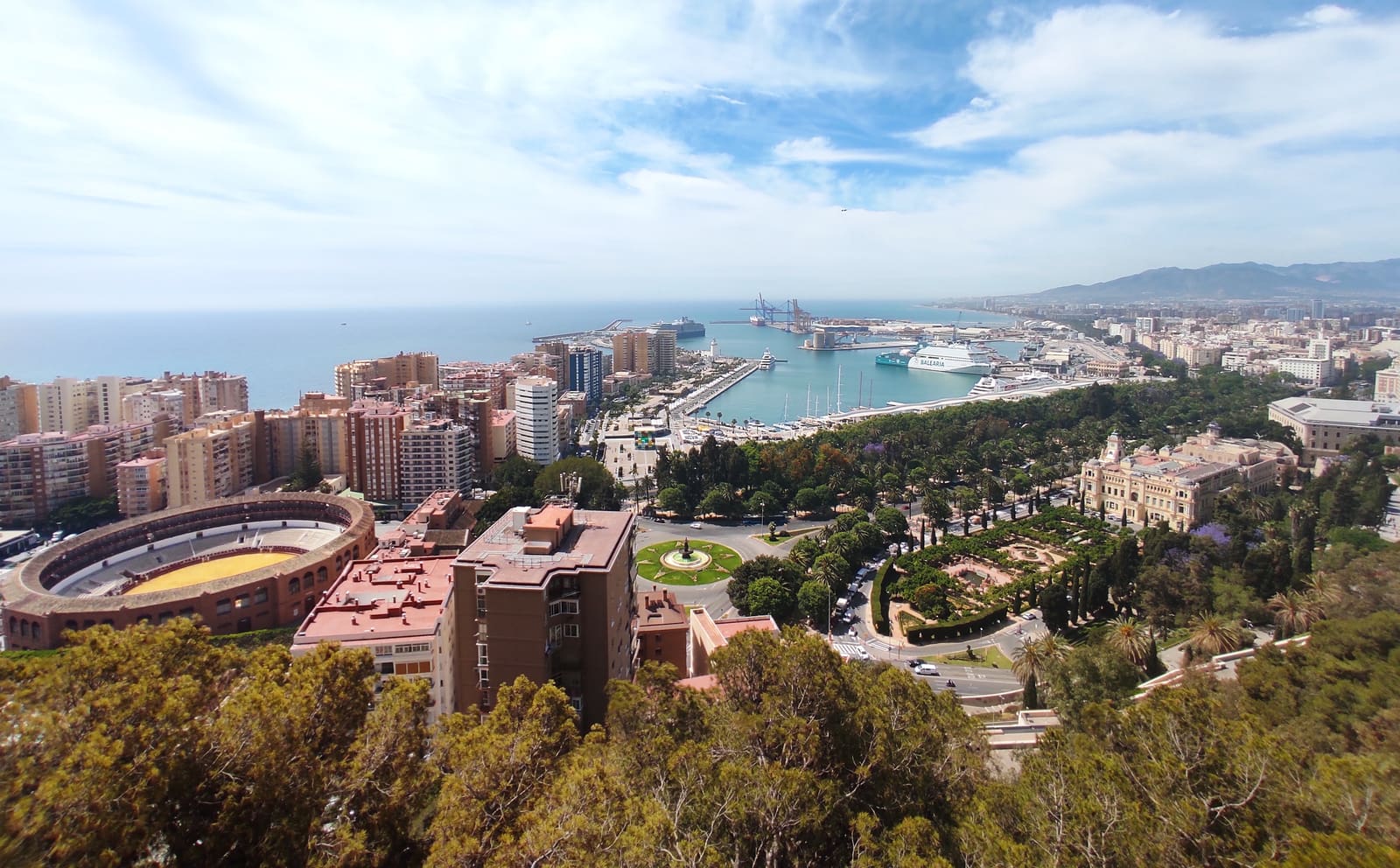Vista do alto de Málaga com a praça de touros, o porto e o mar ao fundo