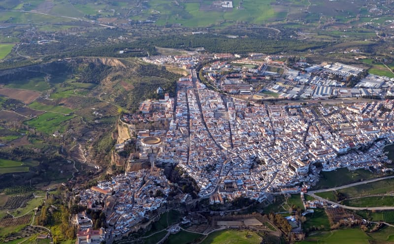 A Puente Nuevo atravessando o desfiladeiro de El Tajo em Ronda, Andaluzia, ao entardecer.