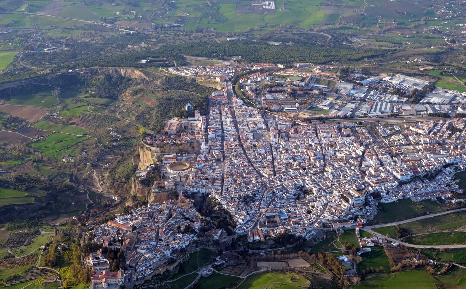 A Puente Nuevo atravessando o desfiladeiro de El Tajo em Ronda, Andaluzia, ao entardecer.
