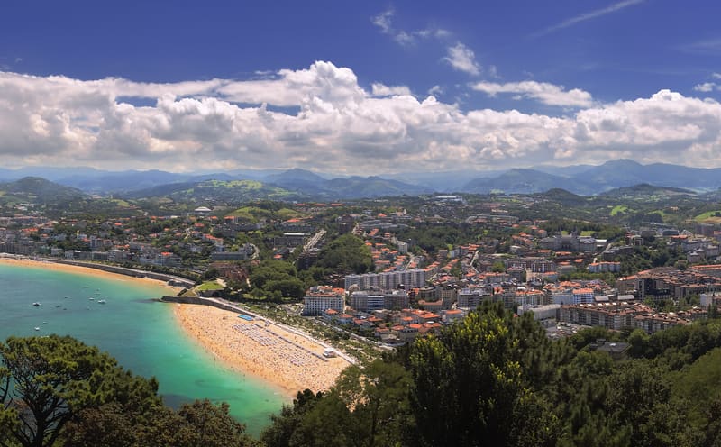 Vista da baía de La Concha em San Sebastián a partir do Monte Igueldo ao entardecer, com a praia em forma de concha e o Casco Antiguo ao fundo