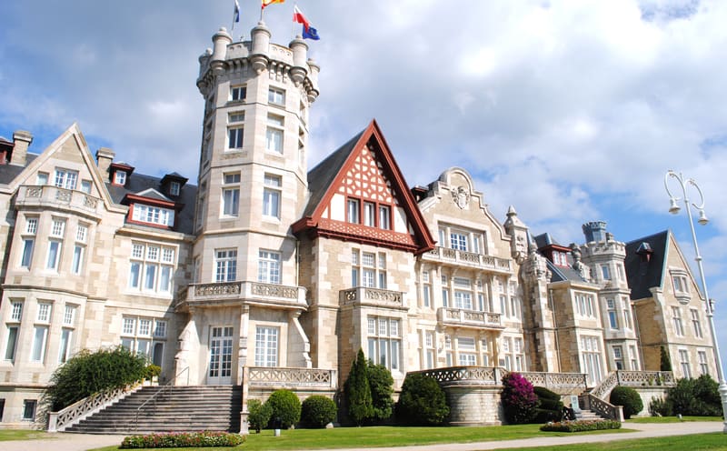 Fachada do Palácio da Magdalena, em Santander, com torre central e jardim à frente