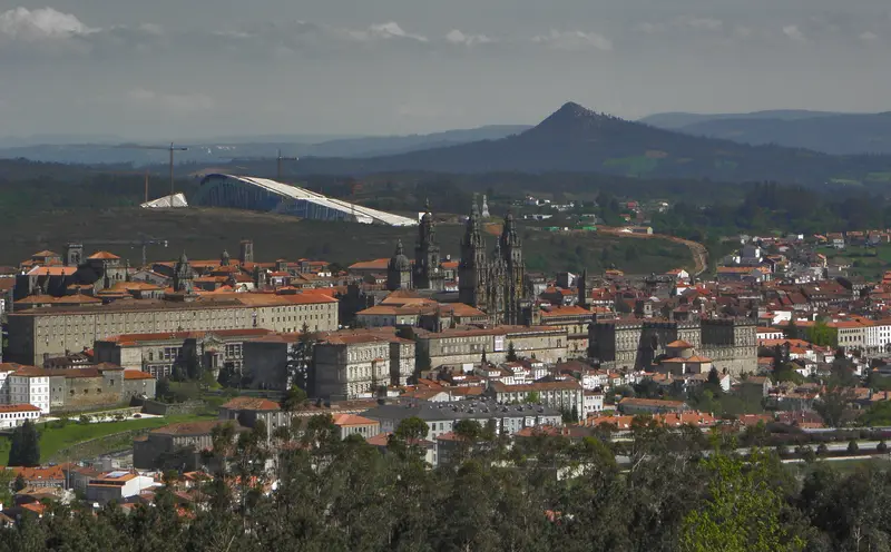 A fachada barroca do Obradoiro da Catedral de Santiago de Compostela sobre a praça