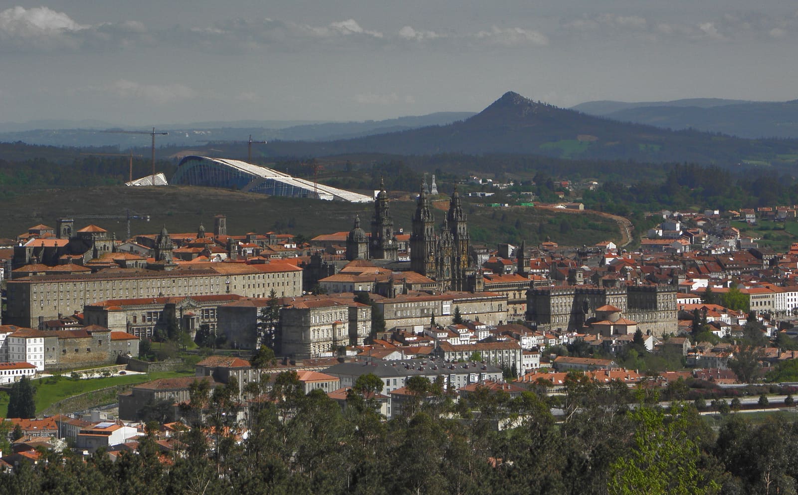 A fachada barroca do Obradoiro da Catedral de Santiago de Compostela sobre a praça