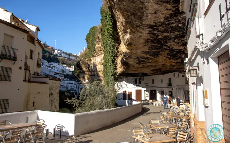 Casas brancas construídas sob a saliência de rocha na Calle Cuevas del Sol, em Setenil de las Bodegas