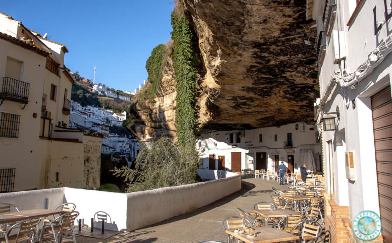 Casas brancas construídas sob a saliência de rocha na Calle Cuevas del Sol, em Setenil de las Bodegas