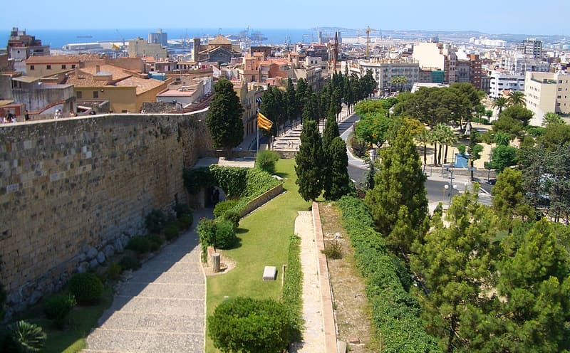 Anfiteatro romano de Tarragona à beira do mar Mediterrâneo, com as bancadas de pedra voltadas para a água