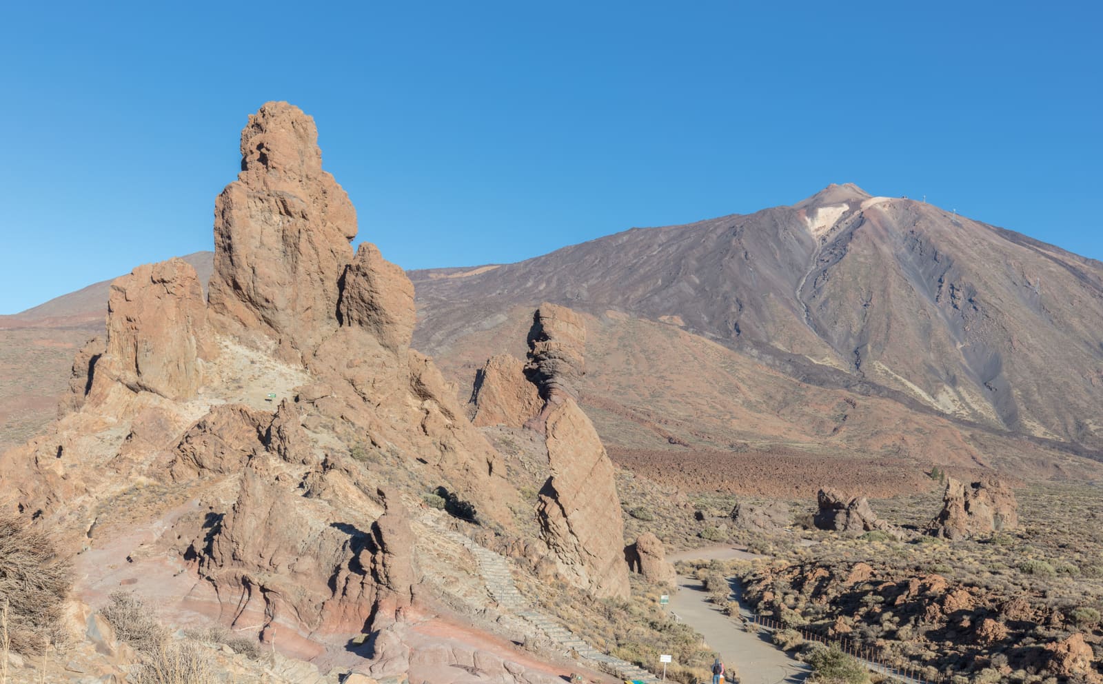 Formações rochosas dos Roques de García com o pico do Teide ao fundo, em Tenerife