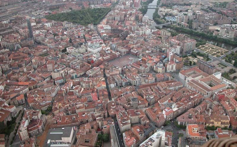Fachada plateresca da Iglesia de San Pablo em Valladolid ao entardecer